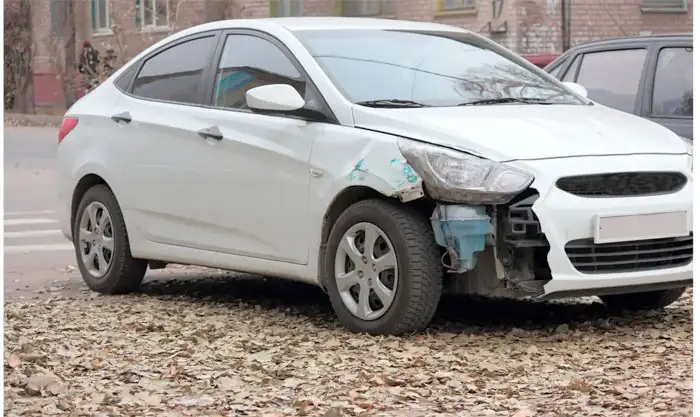 Weiße Limousine mit Motorschaden in Sulzbach/Saar